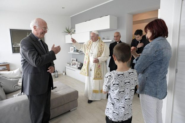 Papa Francesco a Ostia: visita le famiglie a sorpresa per benedire le case