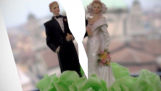 A Milano decolla il divorzio low cost, 16 euro per dirsi addio e non si passa dal Tribunale: code all'Anagrafe