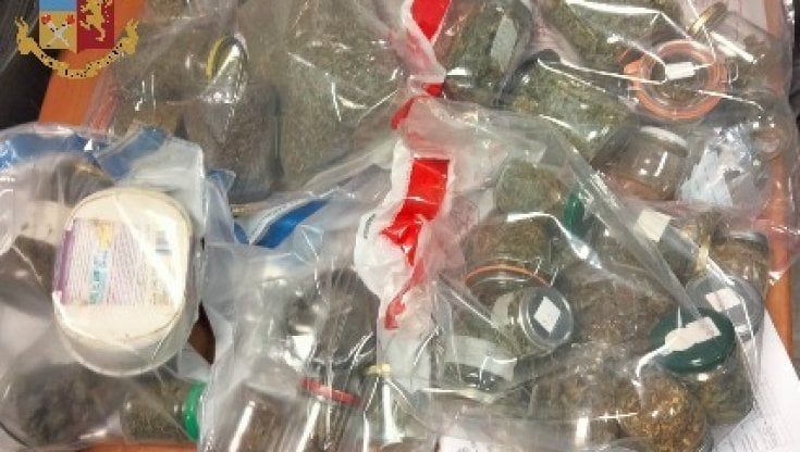 Chiamano perché i vicini stanno litigando. La polizia interviene e scopre la base del pusher