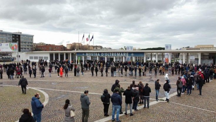 Napoli, al via le vaccinazioni al Covid center di Fuorigrotta: migliaia in fila