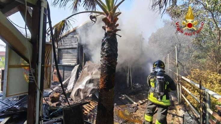 Incendio distrugge il lido Club 86 sul mare di Policoro: bagnanti in fuga. Nessuna ipotesi esclusa