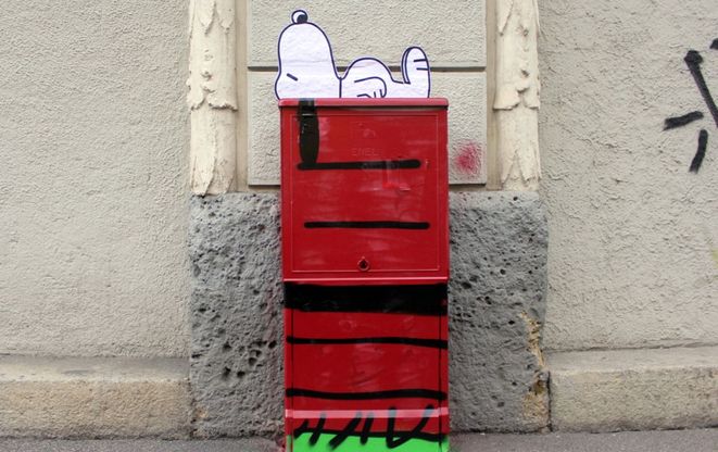Milano, Pao colora i quadri elettrici col Papa e Snoopy