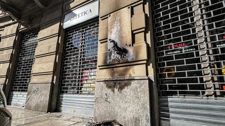25 aprile, svastiche sulle sedi Anpi e bruciata una targa partigiana: “Sfregio alla Memoria”