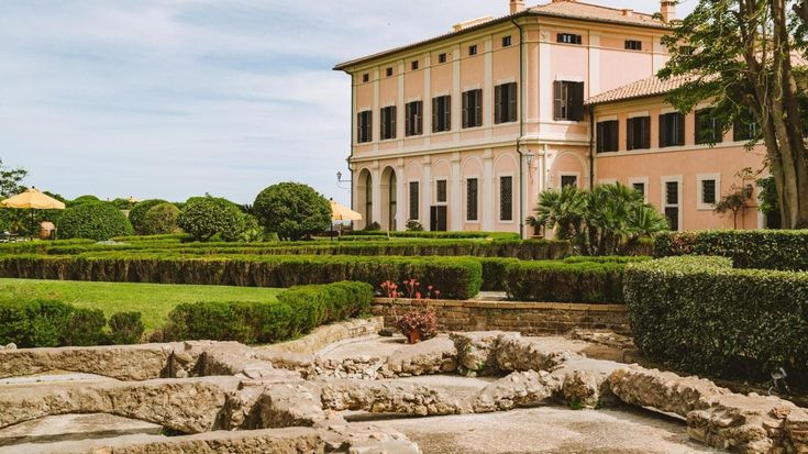 Vicino Roma c’è un hotel di lusso sul mare con un tesoro romano nascosto (visitabile gratis)