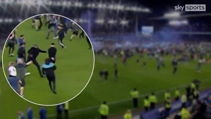 I calci di Vieira a un tifoso, le aggressioni ai giocatori: sta tornando la violenza nel calcio inglese 