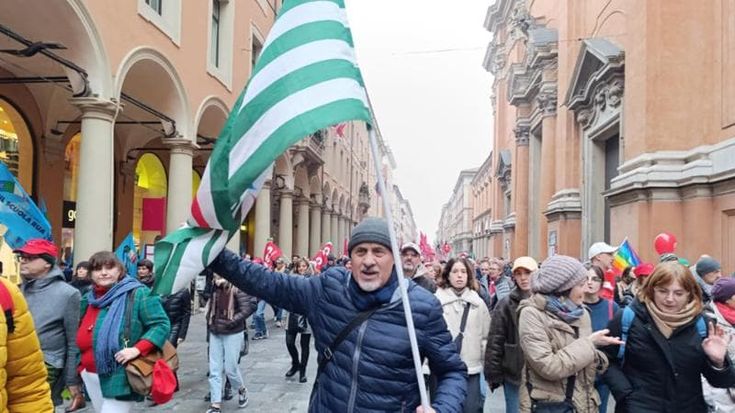 Ha sfilato al corteo di Cgil e Uil. La Cisl licenzia l’ex segretario Francesco Meli