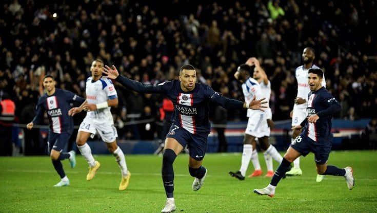 Ligue 1, il Psg riparte nel segno di Mbappé: gol al 96' e vittoria in 10 contro lo Strasburgo