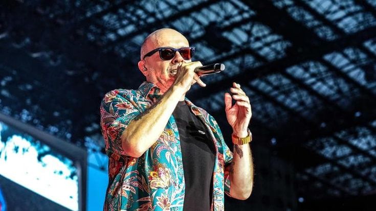 Max Pezzali, la dolce legge degli anni ’90 alla conquista di Bologna: ecco come saranno i concerti