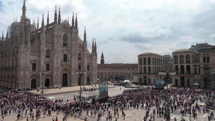 Funerali Berlusconi, in piazza Duomo c'è chi canta: "Chi non salta comunista è"