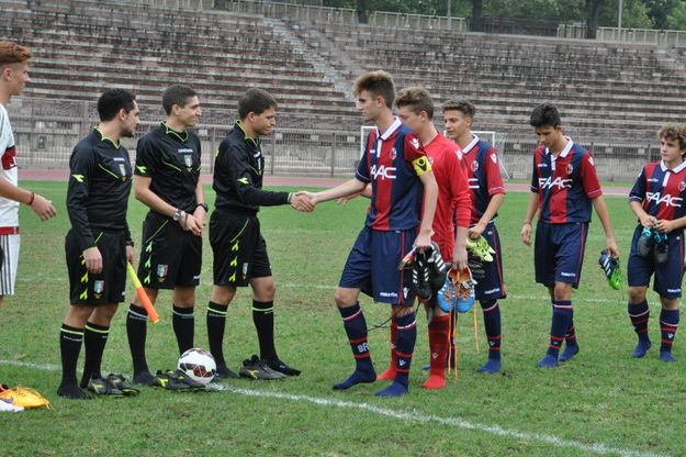 Milano: a piedi scalzi sul campo di calcio, solidarietà con i migranti