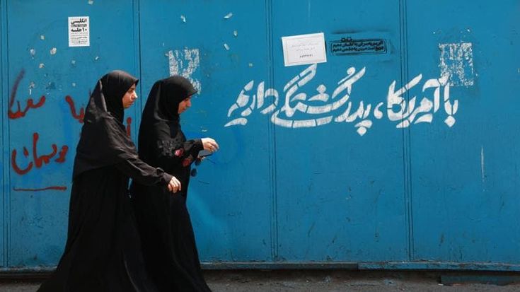 Locali chiusi e minacce alle star: in Iran riparte la crociata contro le donne senza velo