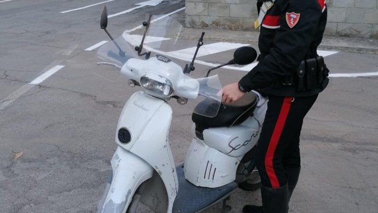 Tentano di rubare uno scooter in via Costituente: due giovani denunciati 