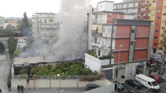 Bari, incendio in un'autofficina a Picone: il fumo avvolge i palazzi. Inquilini evacuati, nessun ferito