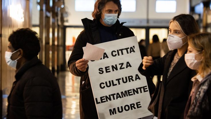 Covid, palestre, teatri e locali invocano regole più rigide. Salvini: riaprire in sicurezza