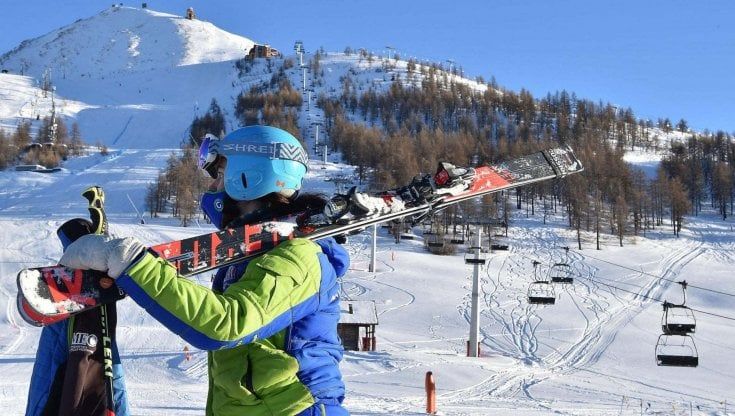 Montagna, il caro bollette fa lievitare i prezzi degli skipass: aumento medio del 9,2%