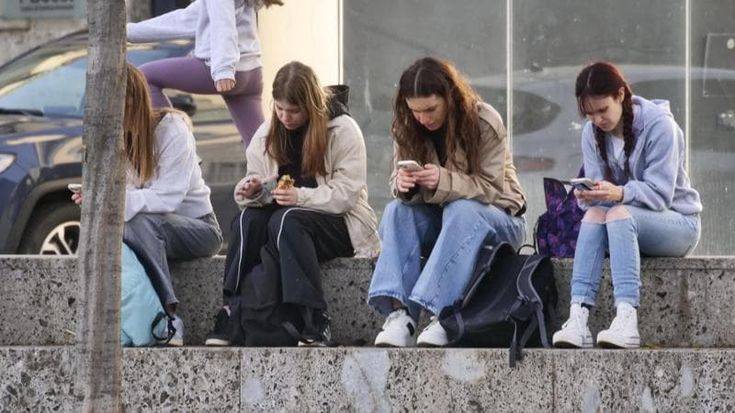 Profili falsi, browser irrintracciabili: così i giovanissimi aggirano il divieto social in Australia
