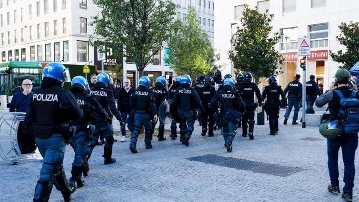 Un turista fermato dalla Polizia per 24 ore dopo gli scontri di domenica 18 ottobre