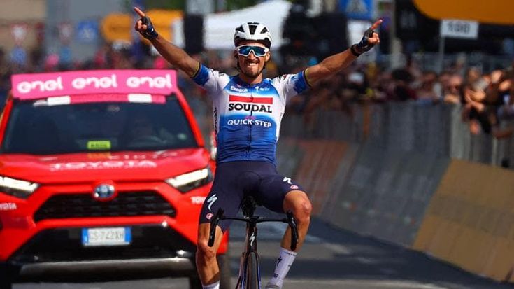 Giro d’Italia, Alaphilippe vince a Fano: impresa solitaria dell’ex campione del mondo. Pogacar resta in rosa