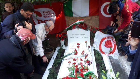 Hammamet, vent'anni dalla morte di Craxi. La figlia Stefania: "Sono venuti in mille come per Garibaldi"
