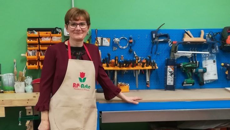 Patrizia, donna e falegname: “Dopo mille mestieri precari ora seguo la mia passione”