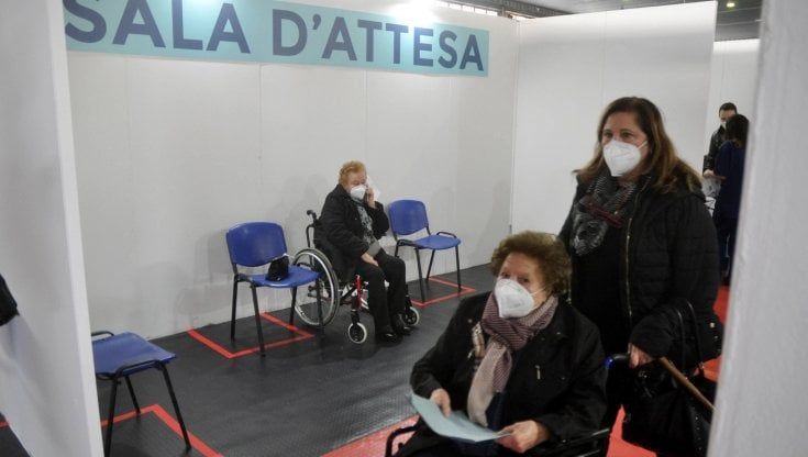 Gli over 80 a casa e la vergogna della Regione Puglia: la vaccinazione rischia di slittare a data da destinarsi