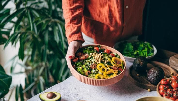 Per invecchiare in salute non servono diete estreme: basta ridurre le calorie del 10 per cento