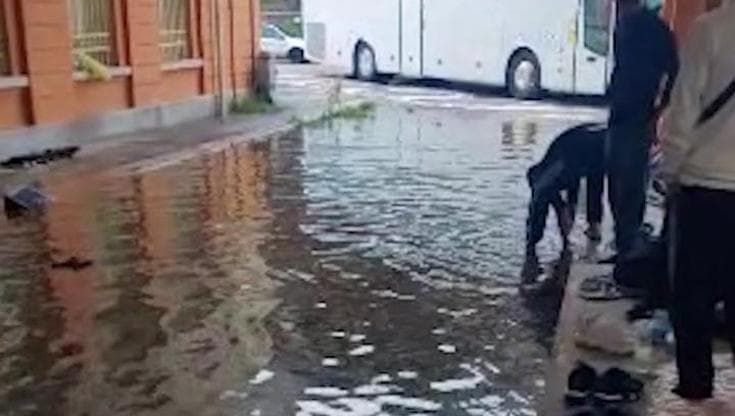 Piogge torrenziali a Trieste, richiedenti asilo abbandonati in strada