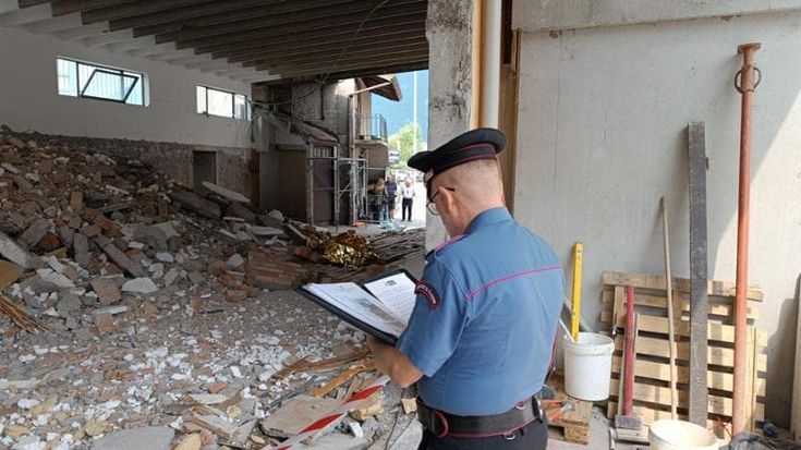 Brescia, viene travolto da parete demolita da un operaio: imprenditore muore a 71 anni