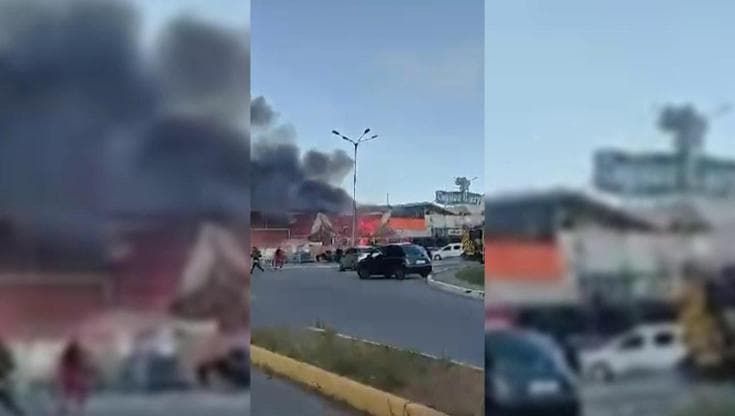 Kharkiv, ipermercato in fiamme dopo l'attacco russo che ha fatto morti e feriti