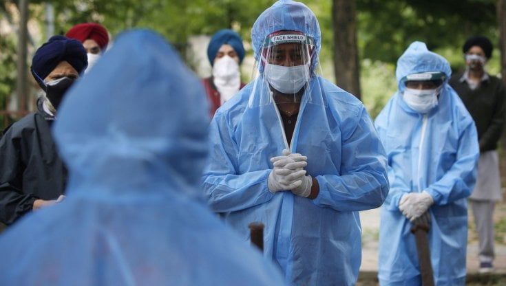 Coronavirus nel mondo, la Ue vuole una maxi multa per AstraZeneca per i ritardi nella consegna delle dosi