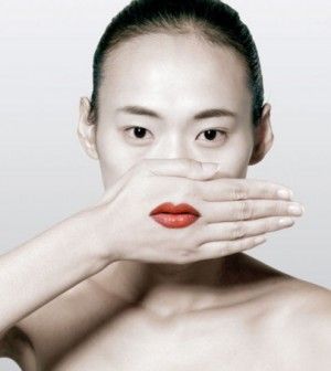 Un artista italiano sfida Swatch:<br />plagio o ispirazione in comune?
