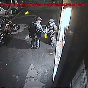 Milano, la badante massacra di botte un disabile per derubarlo: presa insieme col complice