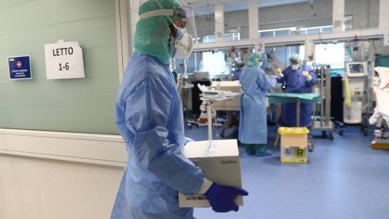 Coronavirus, riciclare le mascherine? I vigili del fuoco di Milano studiano come farlo