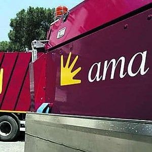 Roma, arriva il nuovo dg Ama ma è ancora scontro sui costi dello staff Raggi. I militanti 5S divisi sul web