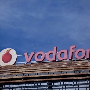 Vodafone, cresce il rosso: perdita annua a 6,3 miliardi