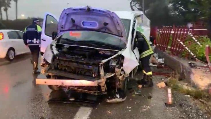 Bari, sulla statale 16 furgone si schianta all'altezza delle ville di Torre a Mare: nessun ferito ma lunghe code