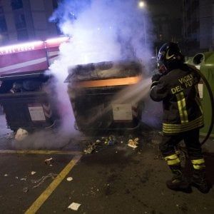 Roma, in fiamme 11 cassonetti a Colli Portuensi: ipotesi dolo