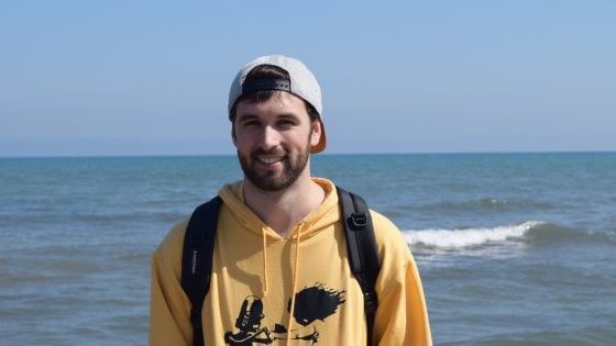 Milano, parla il ragazzo spagnolo ritrovato ferito sui binari della stazione Garibaldi. La sua storia è un giallo