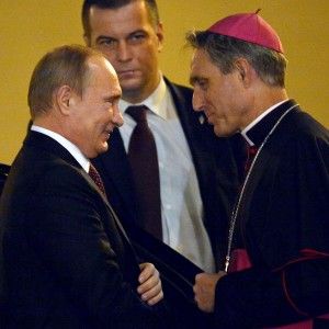 Putin dal Papa, appello per la pace in Siria. Poi la cena con Berlusconi