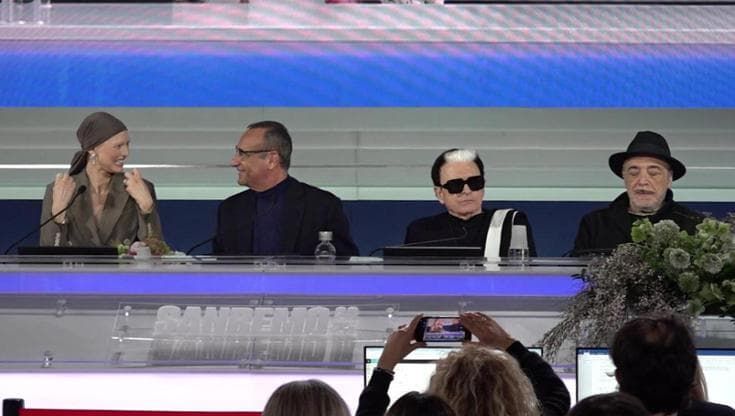 Sanremo, Bianca Balti ringrazia Carlo Conti: "Attraverso i tuoi occhi vedo che valgo"