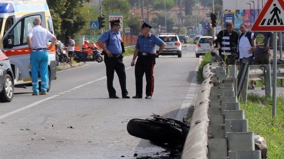 Firenze, scontro tra auto e moto sulla Pistoiese, due morti