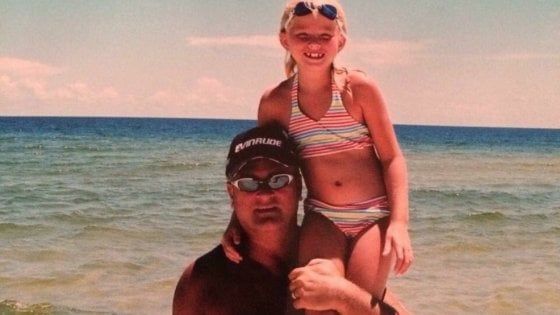 Muore per un tumore, padre Usa regala fiori e una lettera alla figlia a ogni compleanno: "Sei il mio gioiello più prezioso"