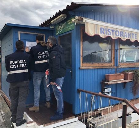 Occupazione abusiva a Ischia, sigilli a quattro strutture balneari dei Maronti