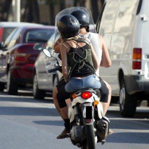 Codice della strada, novità per i motorini: ora in due anche a 16 anni