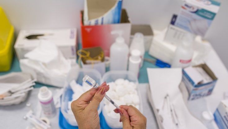 Vaccini in farmacia, slitta a settembre la consegna di Moderna: l'estate targata solo Johnson & Johnson