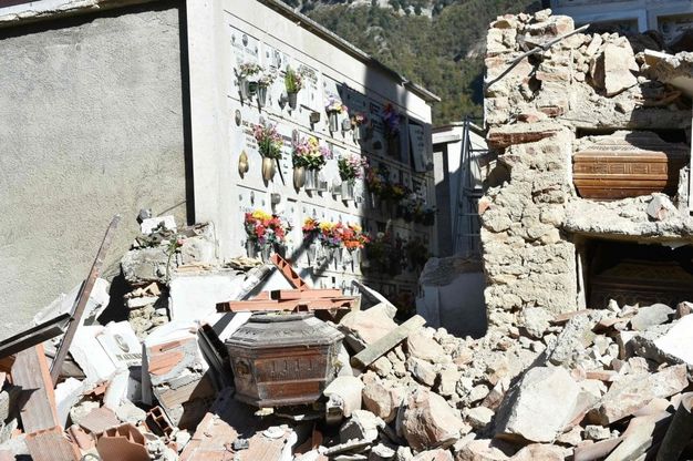  Campi di Norcia, la furia del terremoto profana il cimitero