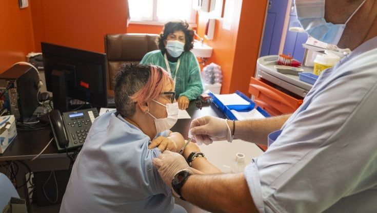 Regione ritira Moderna, stop a terza dose vaccino in farmacia. Dal 28 via alle prenotazioni per l'anti influenzale 