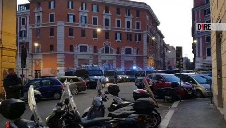 Roma, occupazione ex cinema Palazzo: il pm chiede sei mesi per 12 persone. Ci sono anche Sabina Guzzanti, Alzetta e Miccoli