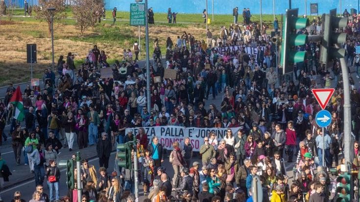 Corteo per l’8 marzo, quindicimila in piazza contro guerra e patriarcato