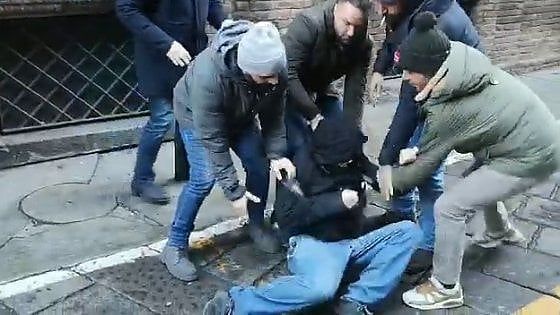 Torino, scontri durante le proteste contro il fast food all'università: la polizia carica gli studenti, tre fermati